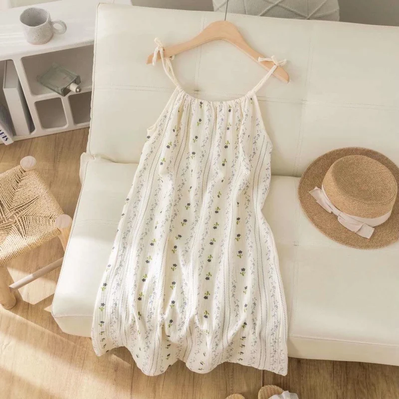 Gestreiftes, geblümtes Camisole-Nachthemd aus Baumwollgaze