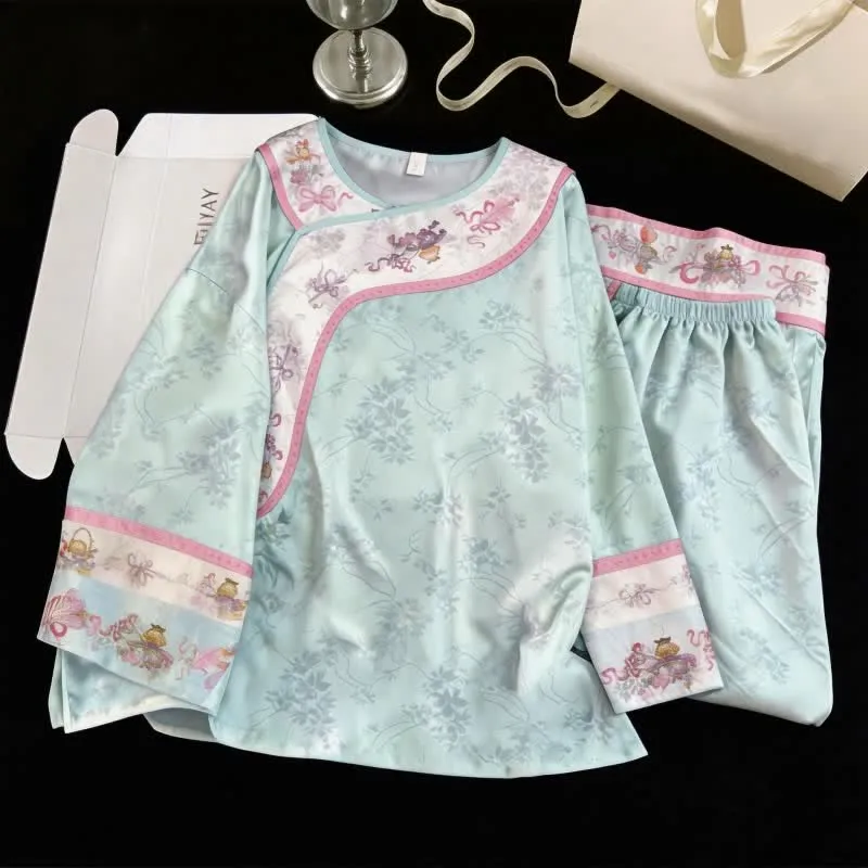 Hellblauer Pyjama im Vintage-Stil mit Blumenmuster