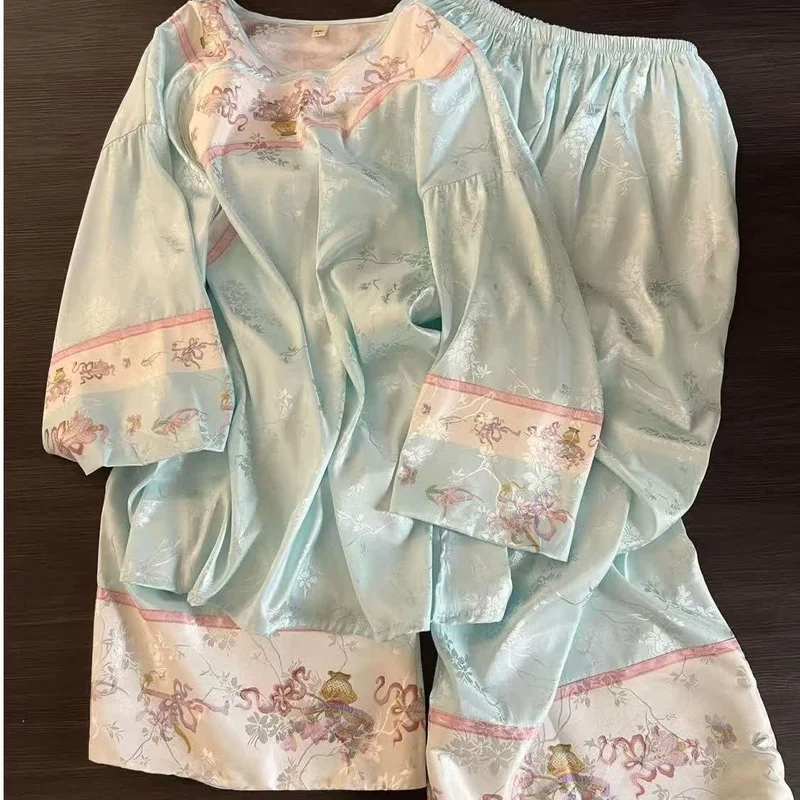 Hellblauer Pyjama im Vintage-Stil mit Blumenmuster