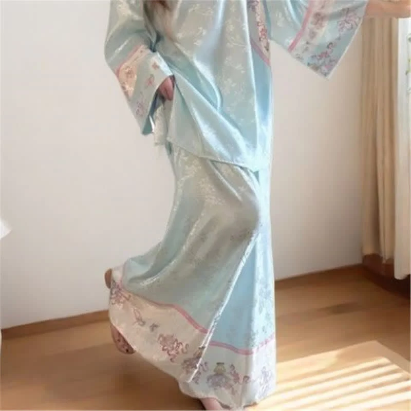 Hellblauer Pyjama im Vintage-Stil mit Blumenmuster
