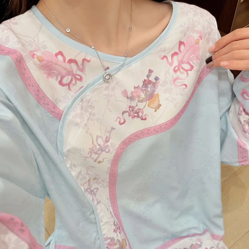 Hellblauer Pyjama im Vintage-Stil mit Blumenmuster