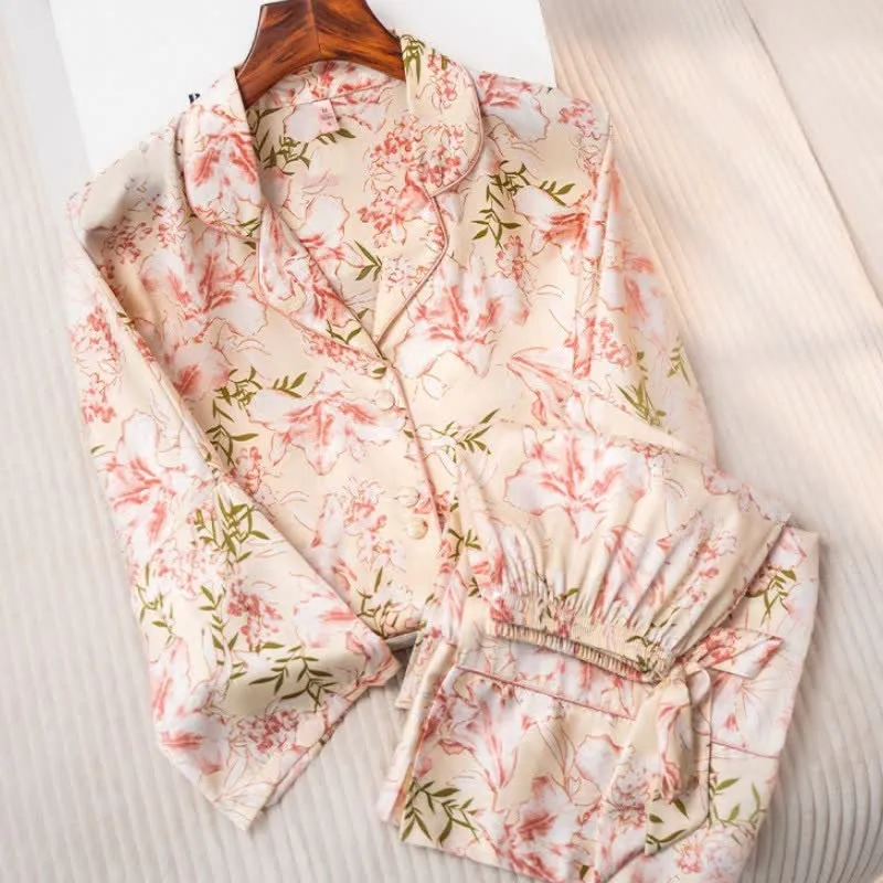 Rustikales rosa Pyjama-Set mit Blumen- und Blättermuster