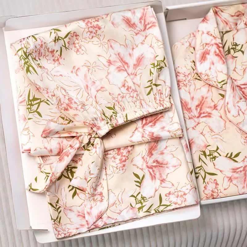 Rustikales rosa Pyjama-Set mit Blumen- und Blättermuster