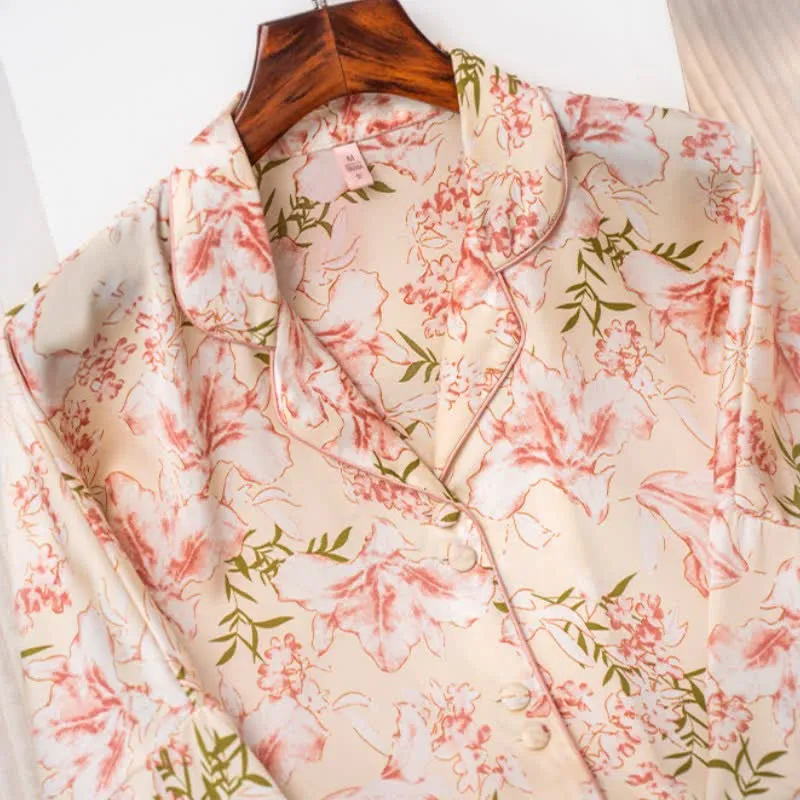 Rustikales rosa Pyjama-Set mit Blumen- und Blättermuster
