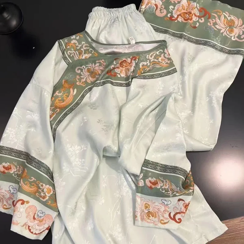 Hellgrünes Vintage-Pyjama-Set mit Blumenmuster