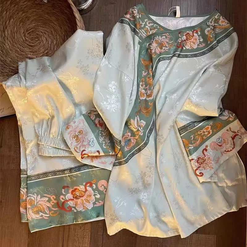 Hellgrünes Vintage-Pyjama-Set mit Blumenmuster