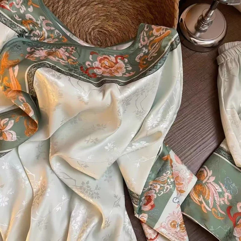 Hellgrünes Vintage-Pyjama-Set mit Blumenmuster