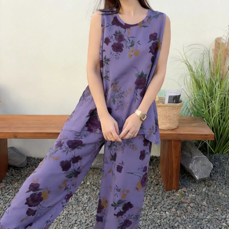 Lila geblümter Pyjama mit Tanktop und Hose