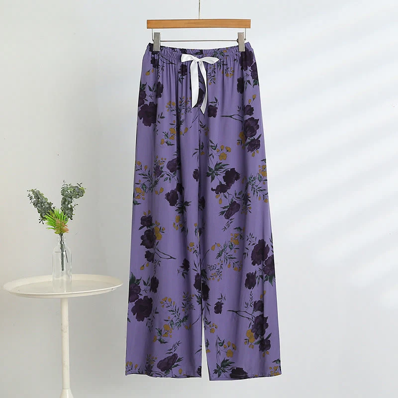 Lila geblümter Pyjama mit Tanktop und Hose
