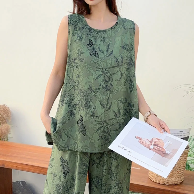 Schlafanzug mit grünem Blumenmuster und Schmetterlings-Tanktop und Hose