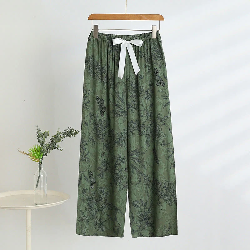 Schlafanzug mit grünem Blumenmuster und Schmetterlings-Tanktop und Hose