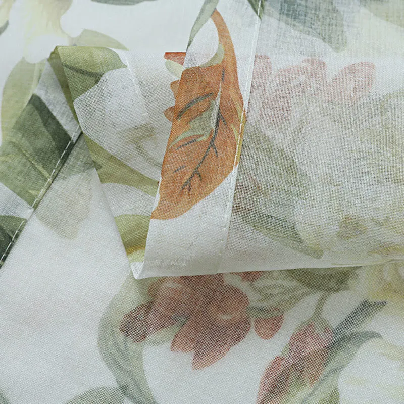 Frischer Vorhang aus Baumwoll-Leinen-Mischgewebe mit Blumenmuster und Stangentasche