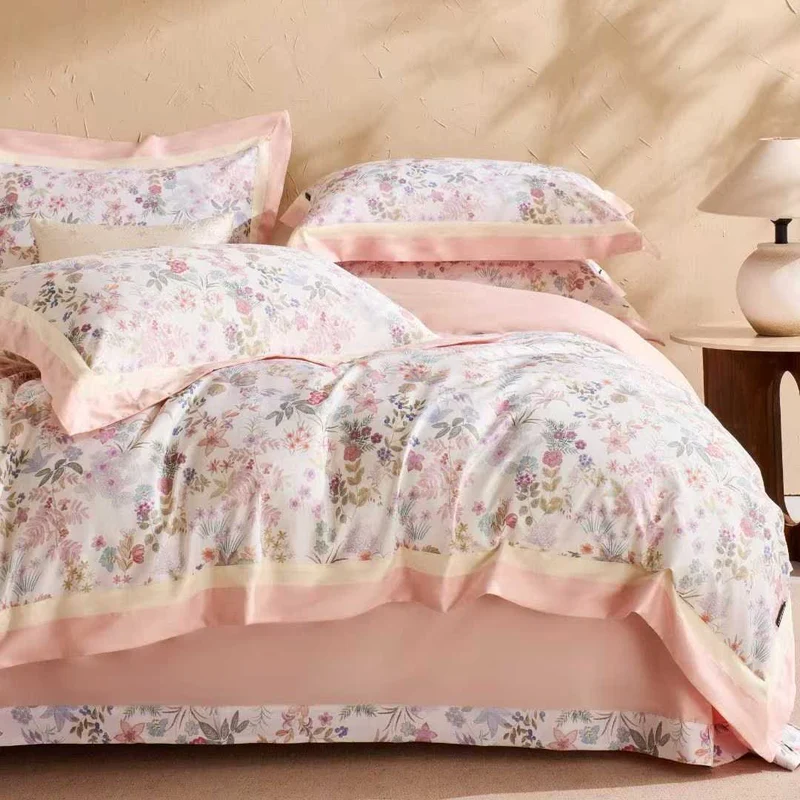 Bettwäsche-Set aus Baumwolle mit zartrosa, kleingemustertem Blumenmuster (4-teilig)