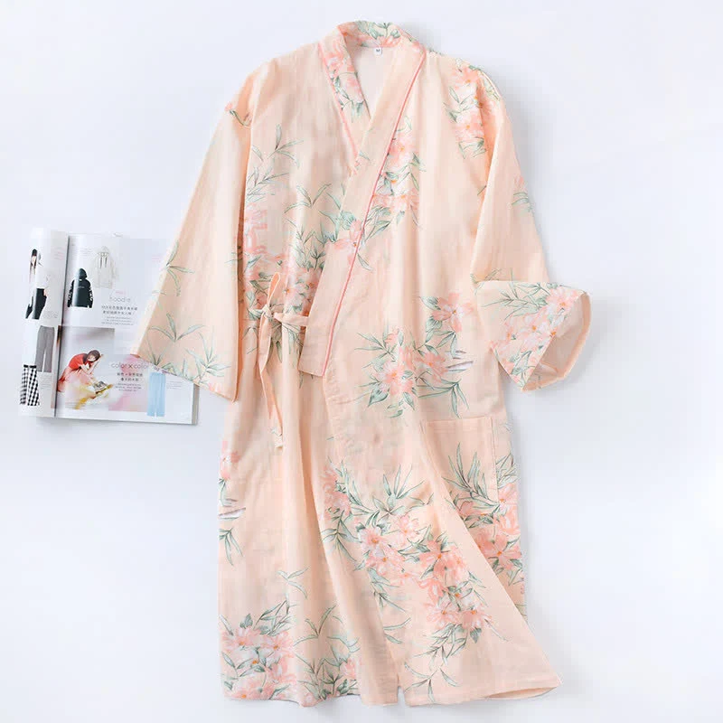 Kimono-Bademantel aus rosa Baumwollgaze mit Blumenmuster