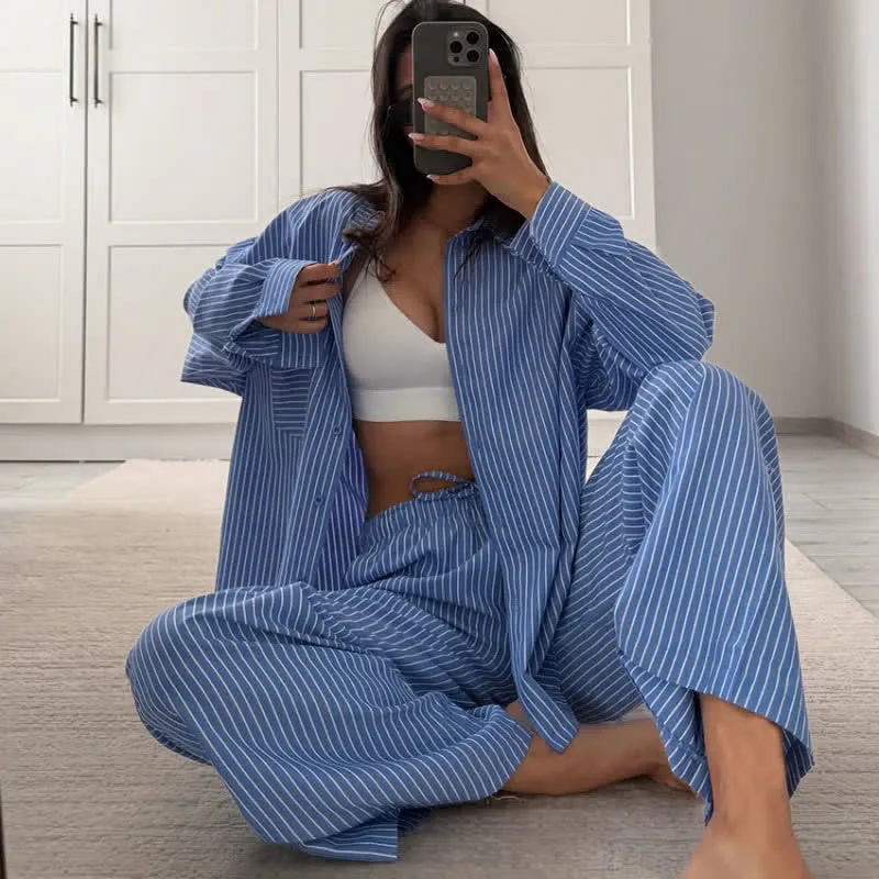 Klassisches Pyjama-Set mit vertikalen Streifen