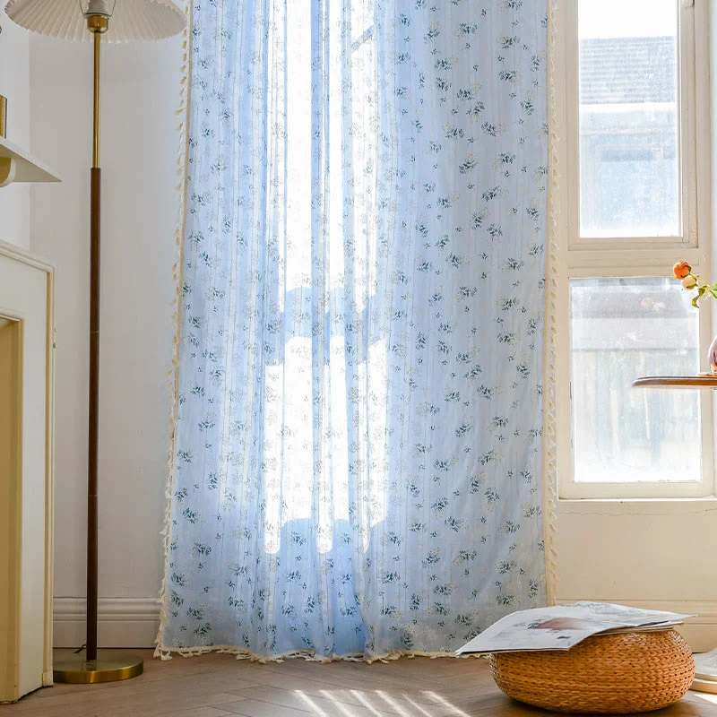 Frischer, floraler, quastenbesetzter Baumwollvorhang