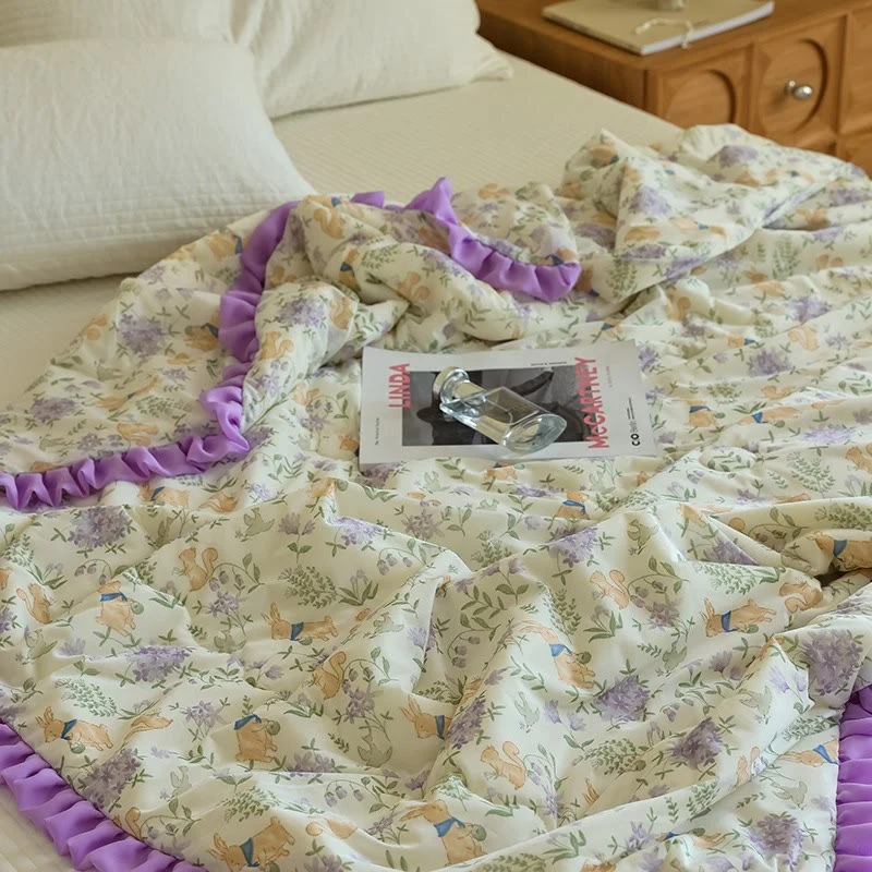 Sommer-Steppdecke mit Rüschen, lila Blumenmuster und Hasenmotiv