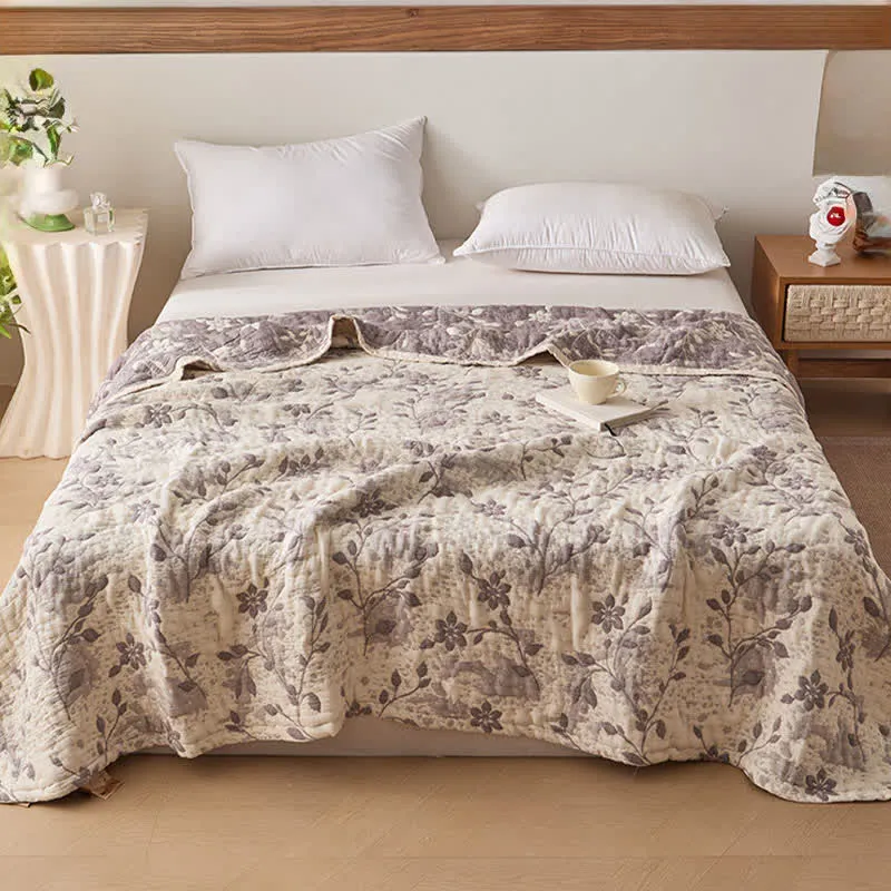 Patchworkdecke aus Baumwollgaze mit floralem Rankenmuster