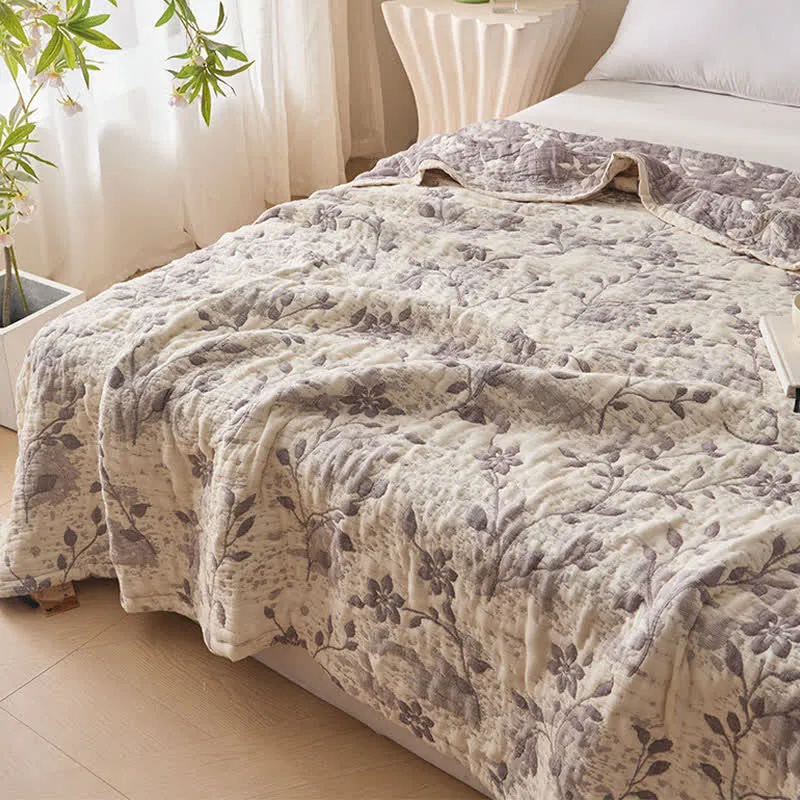 Patchworkdecke aus Baumwollgaze mit floralem Rankenmuster