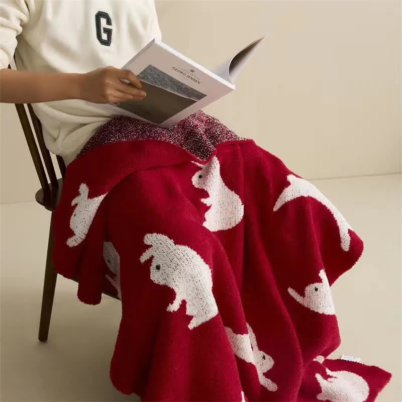 Strickdecke im nordischen Stil mit Kaninchenmotiv