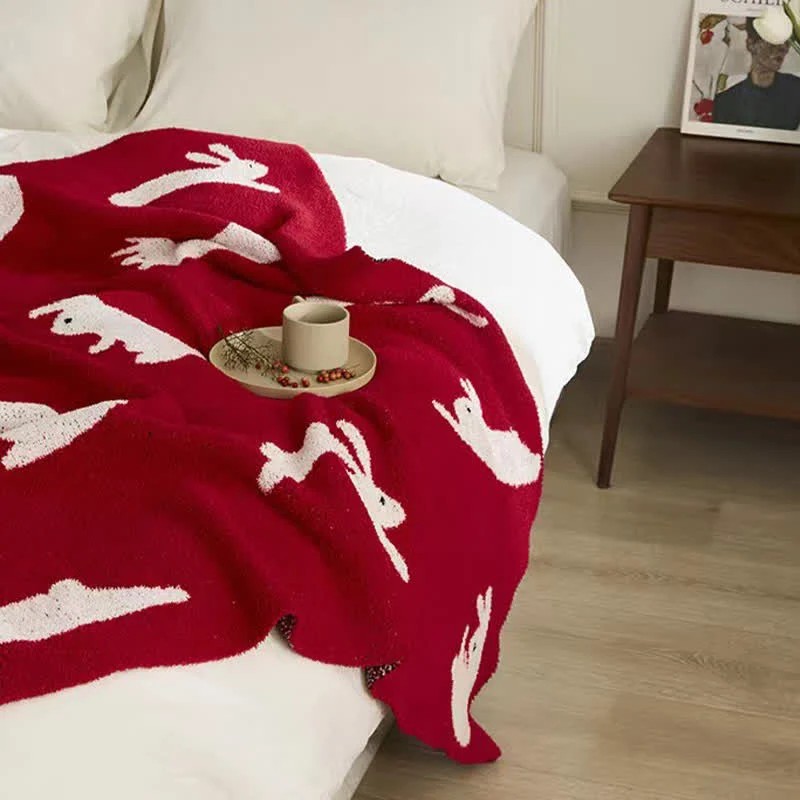 Strickdecke im nordischen Stil mit Kaninchenmotiv