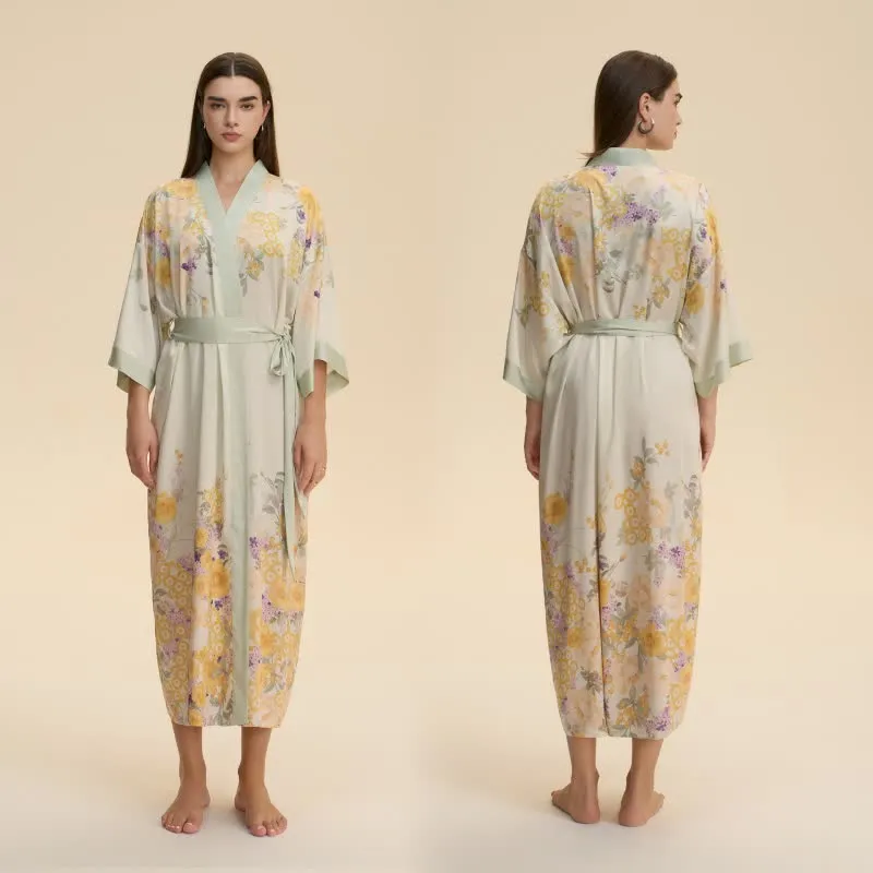 Orientalischer gelber Bademantel im Kimono-Stil mit Blumenmuster