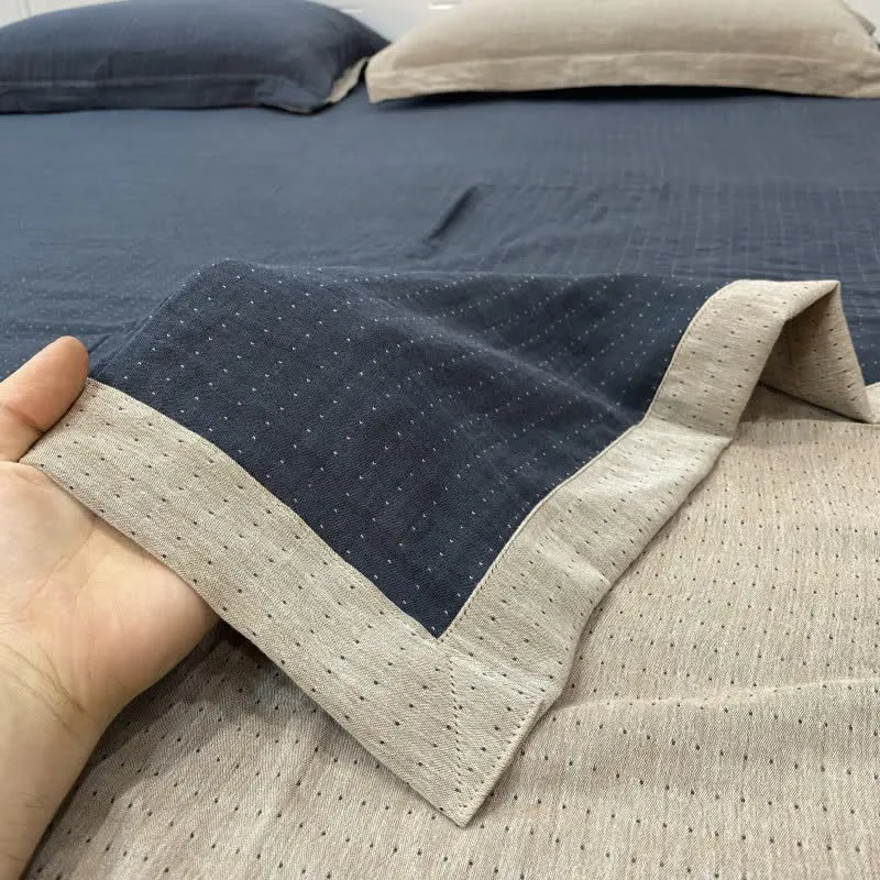 Tagesdecke aus Baumwoll-Doppelgaze mit minimalistischem Punktmuster