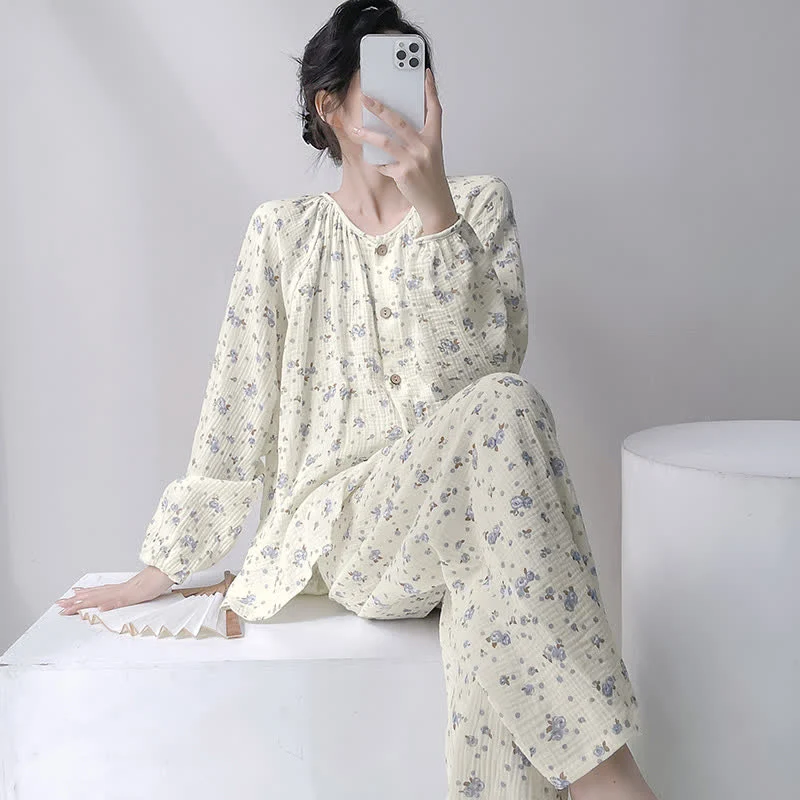 Grauer Pyjama aus doppellagigem Baumwollgewebe mit zartem Blumenmuster