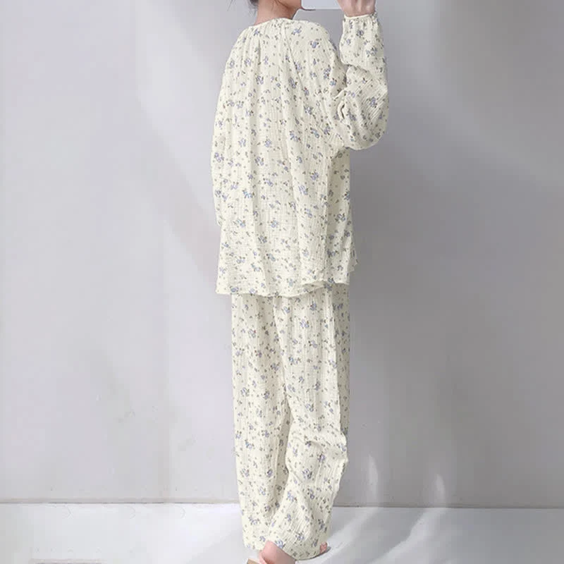 Grauer Pyjama aus doppellagigem Baumwollgewebe mit zartem Blumenmuster