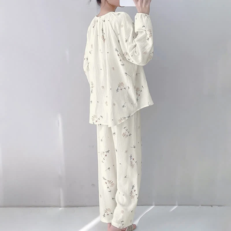 Rustikaler Pyjama aus doppellagigem Baumwollgewebe mit Blumenmuster