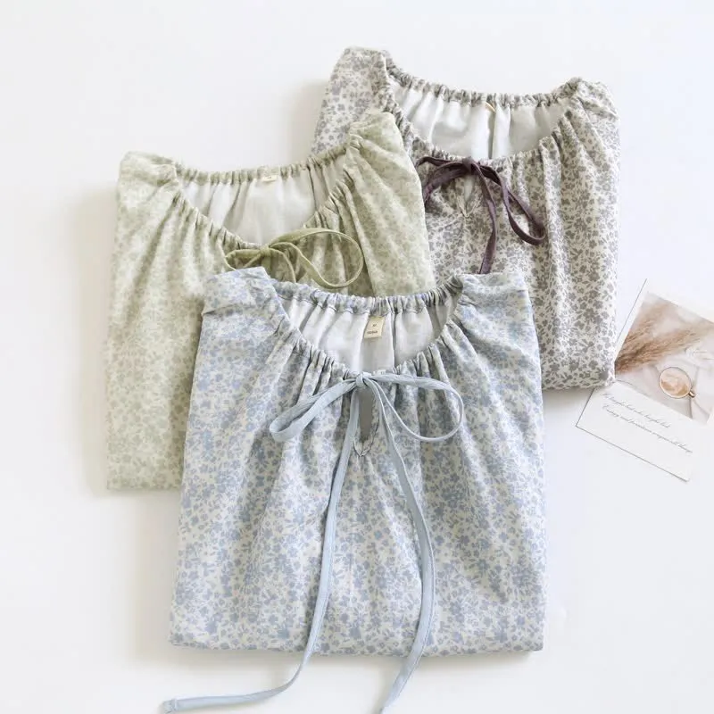 Pyjama-Set aus Baumwoll-Tanktop und Shorts mit kleinem Blumenmuster