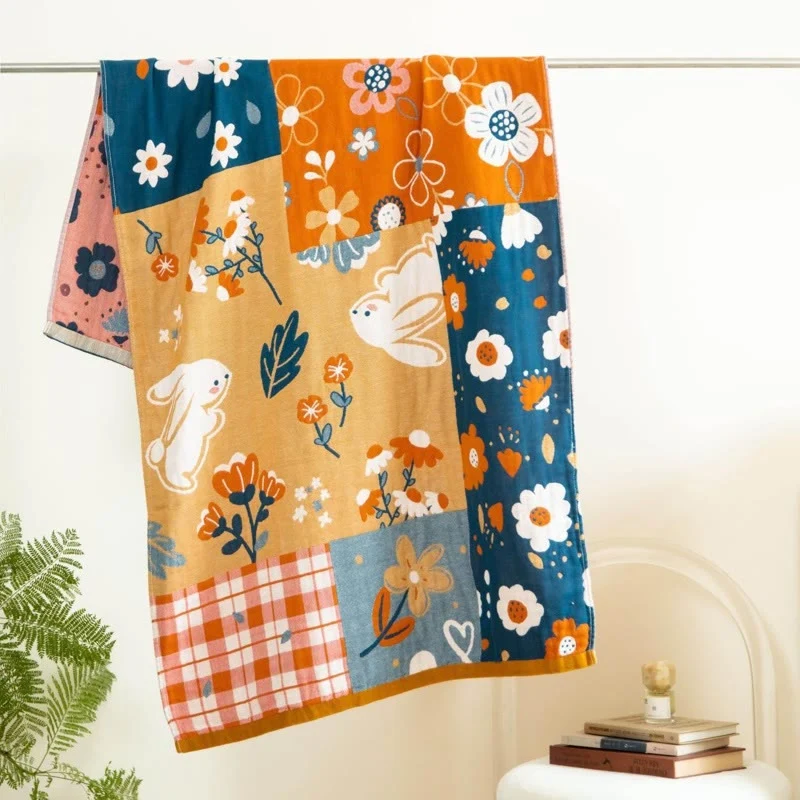 Badetuch aus Baumwollgaze mit Hasen- und Blumenmuster
