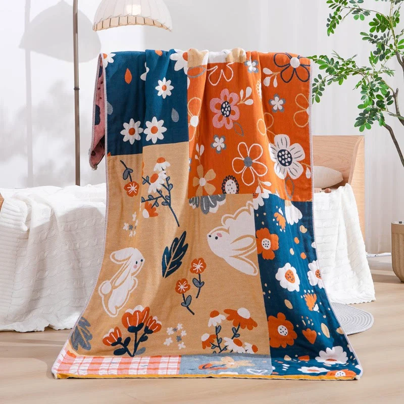 Badetuch aus Baumwollgaze mit Hasen- und Blumenmuster