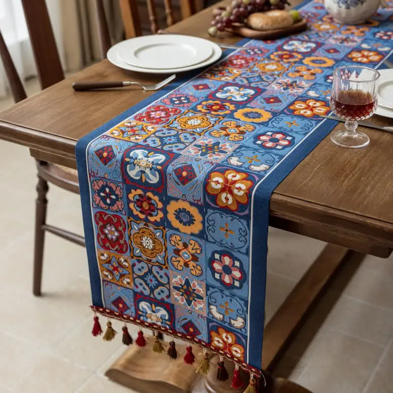 Tischläufer mit geometrischem Jacquard-Muster und Quasten