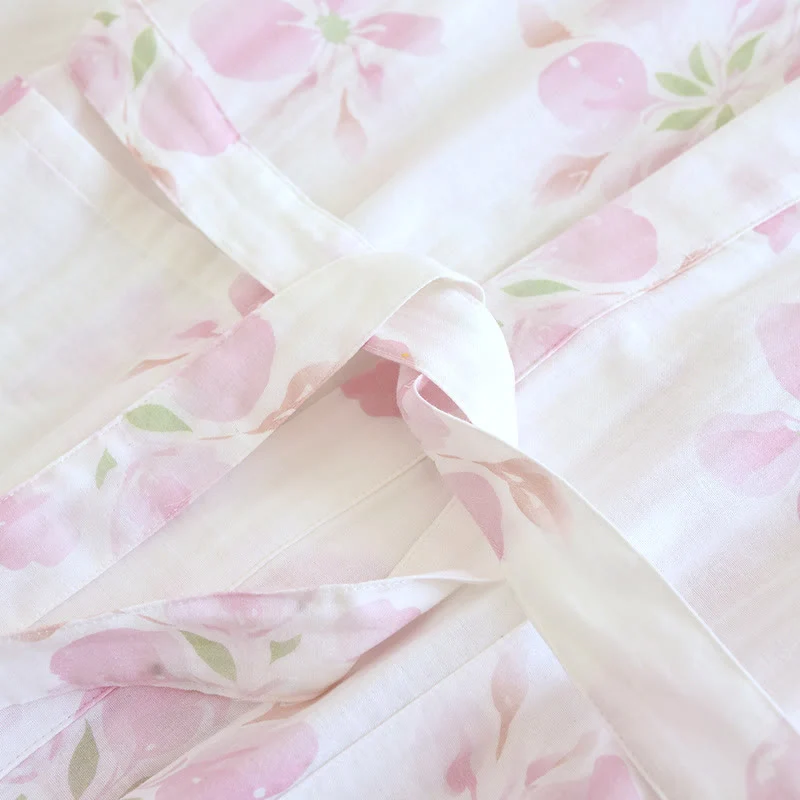 Kimono-Bademantel aus Baumwollgaze mit Kirschblütenmuster
