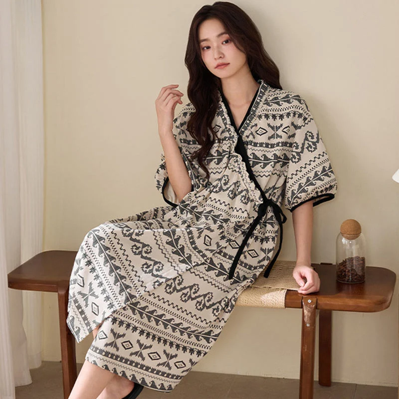 Nachthemd im Boho-Ethno-Stil mit Rüschen und seitlicher Bindeschleife