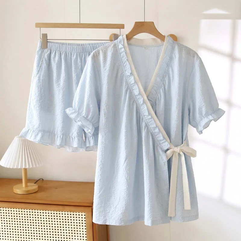Hellblauer Pyjama mit Rüschenärmeln