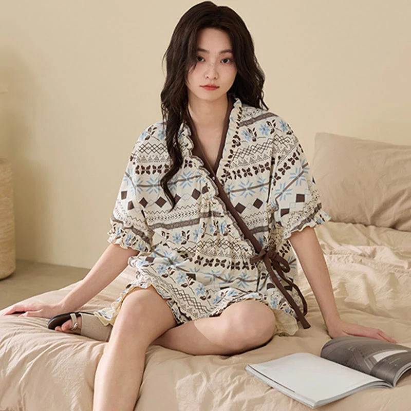 Pyjama-Set mit geometrischem Muster und floralen Rüschenärmeln