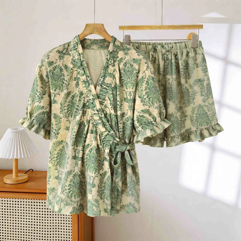 Erfrischender grüner Pyjama mit Blumenmuster und Rüschenärmeln