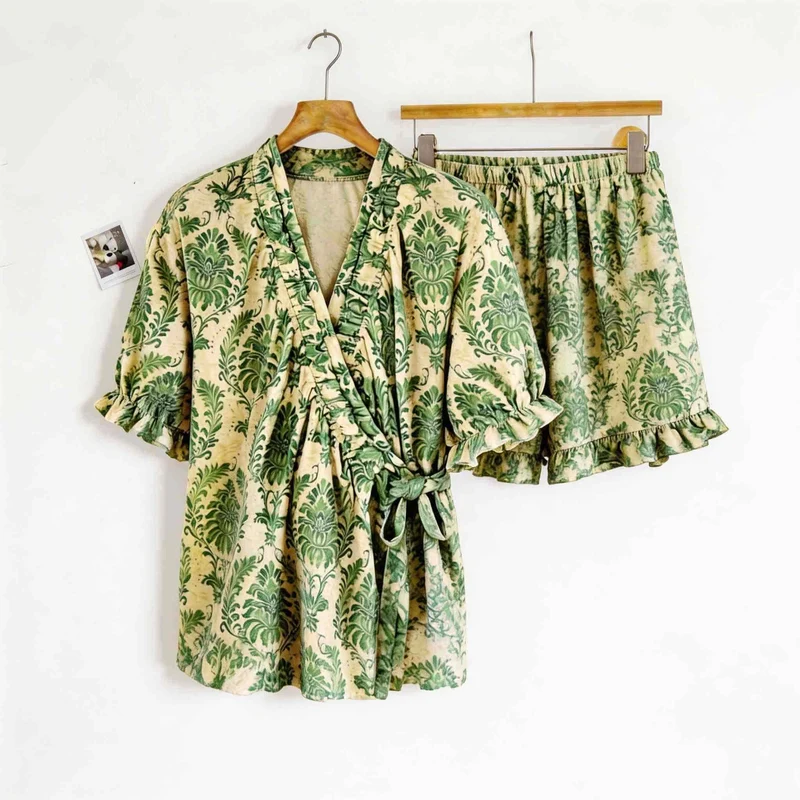 Erfrischender grüner Pyjama mit Blumenmuster und Rüschenärmeln