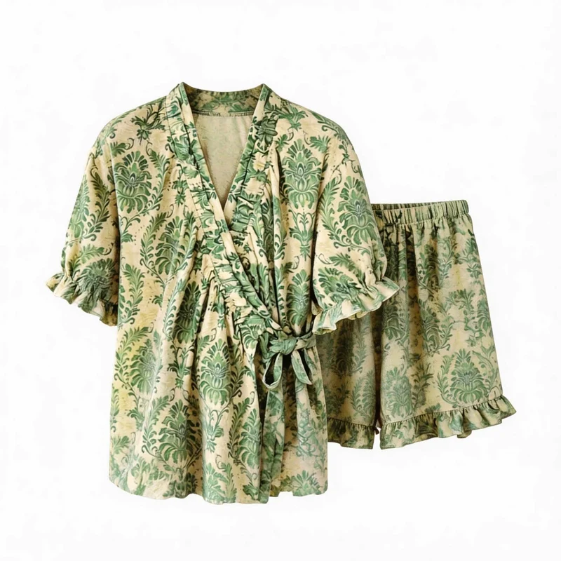 Erfrischender grüner Pyjama mit Blumenmuster und Rüschenärmeln