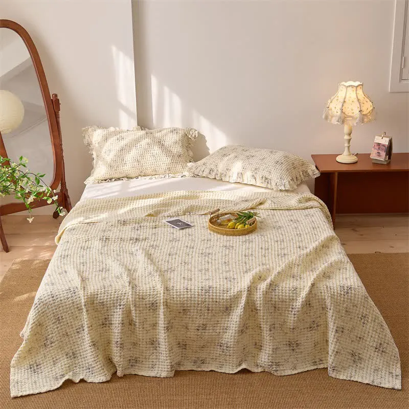 Tagesdecke aus Baumwollgaze mit floralem Waffelmuster