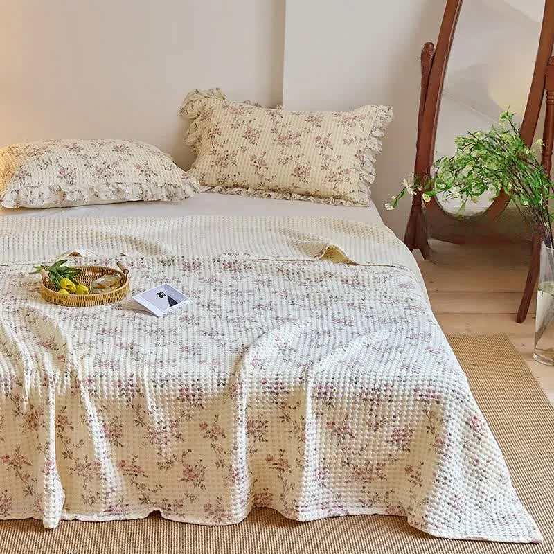 Steppdecke aus Baumwollgaze mit floralem Waffelmuster