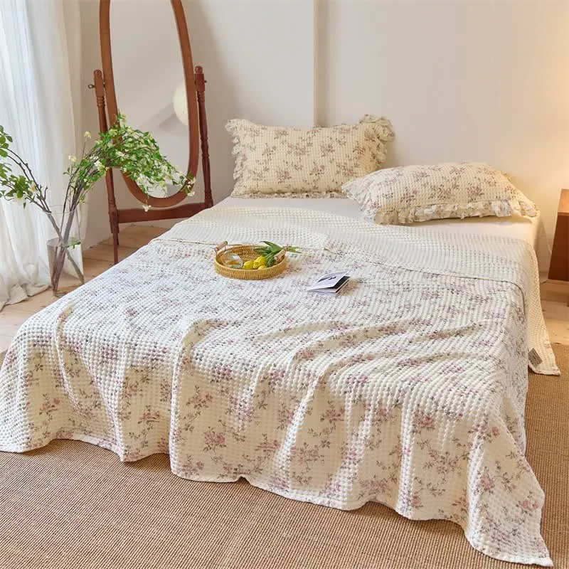 Steppdecke aus Baumwollgaze mit floralem Waffelmuster