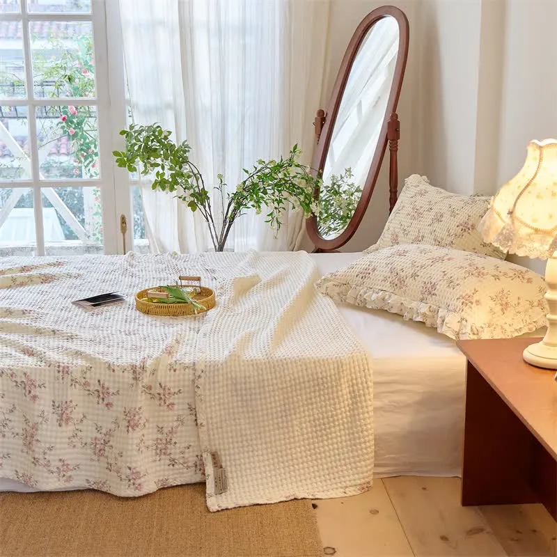 Steppdecke aus Baumwollgaze mit floralem Waffelmuster