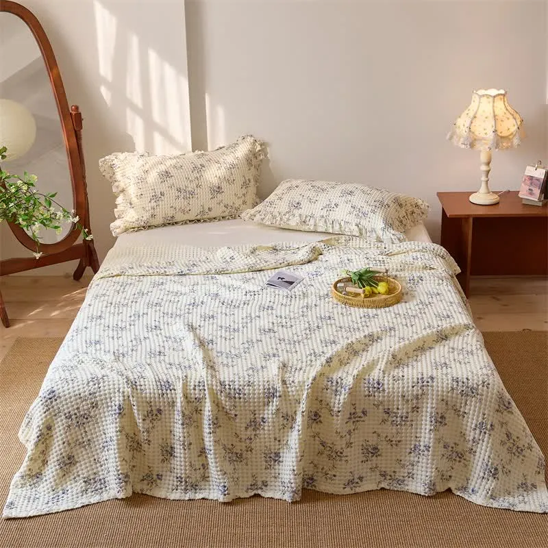 Steppdecke aus Baumwollgaze mit floralem Waffelmuster