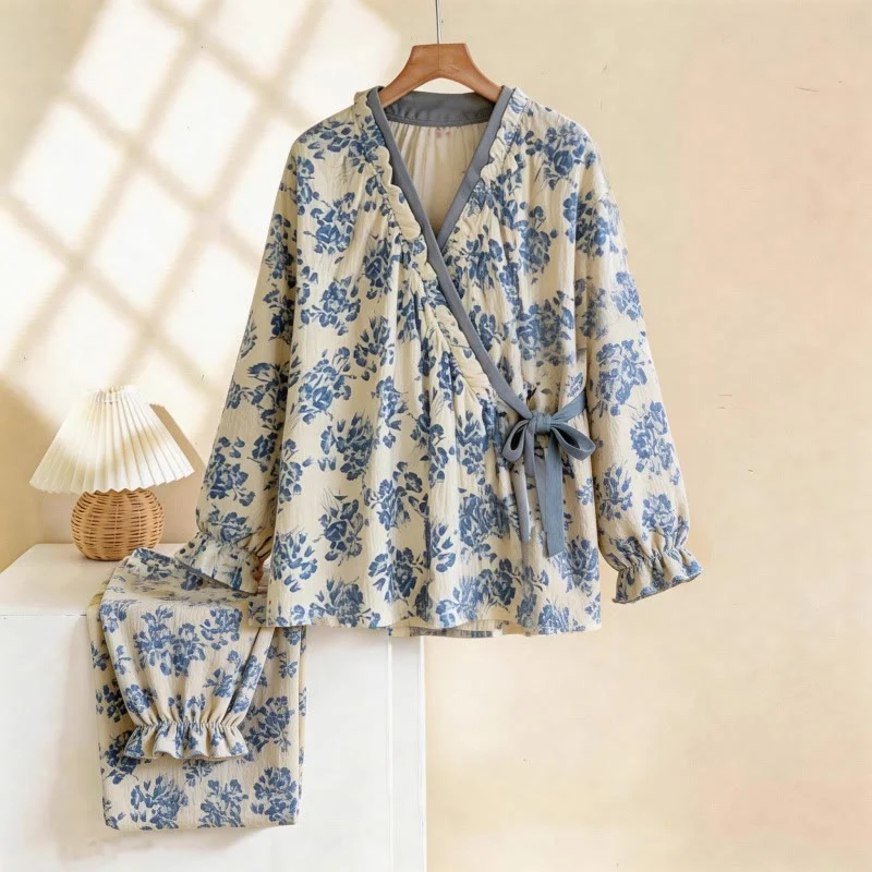 Blauer Pyjama-Set mit Rüschenkragen und Blumenmuster