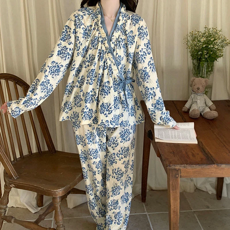 Blauer Pyjama-Set mit Rüschenkragen und Blumenmuster