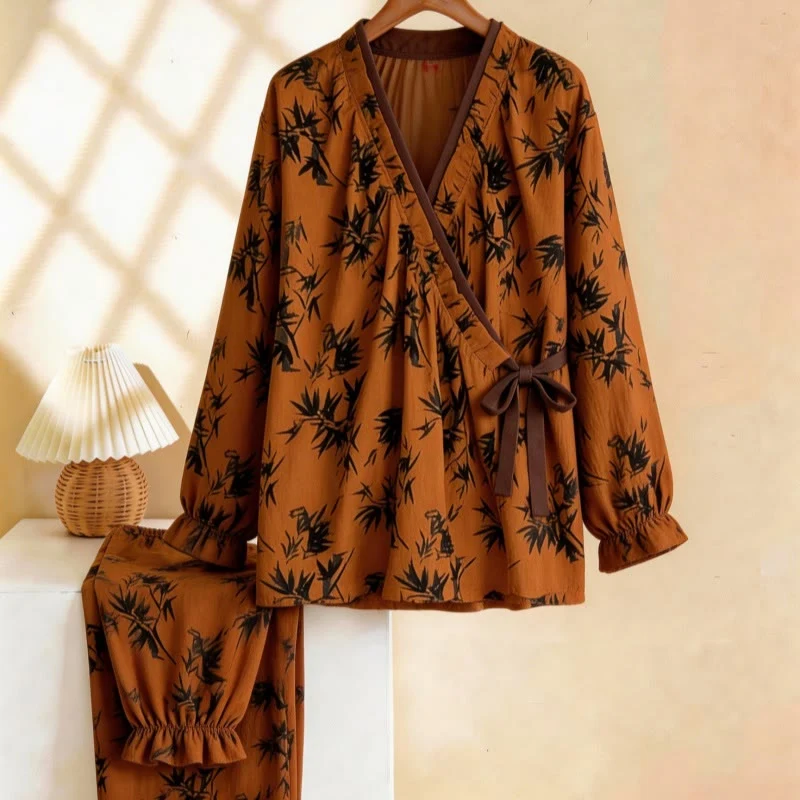 Pyjama-Set mit Rüschenkragen und Blättermuster