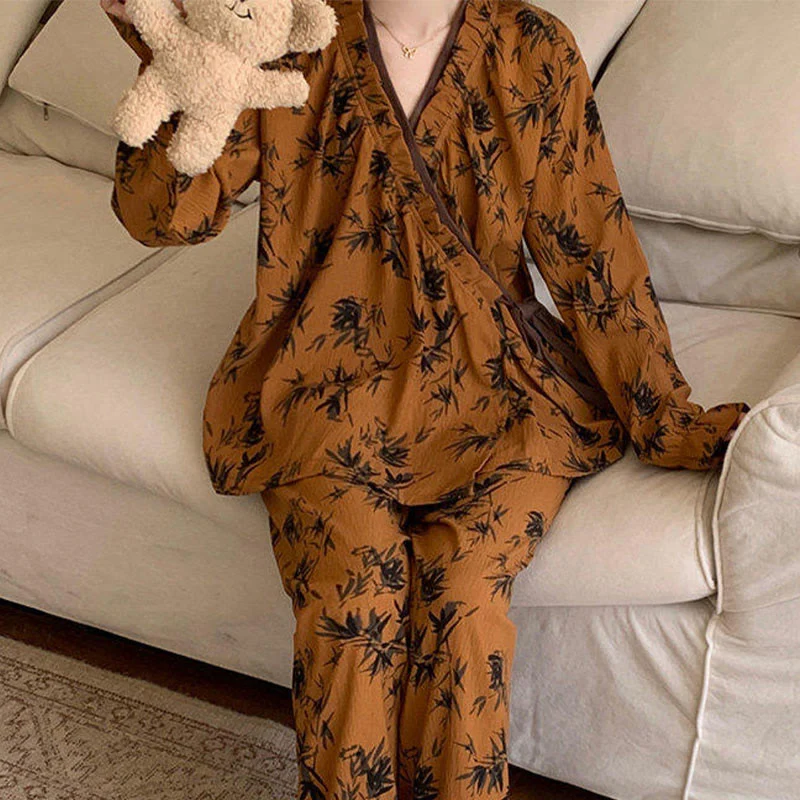 Pyjama-Set mit Rüschenkragen und Blättermuster